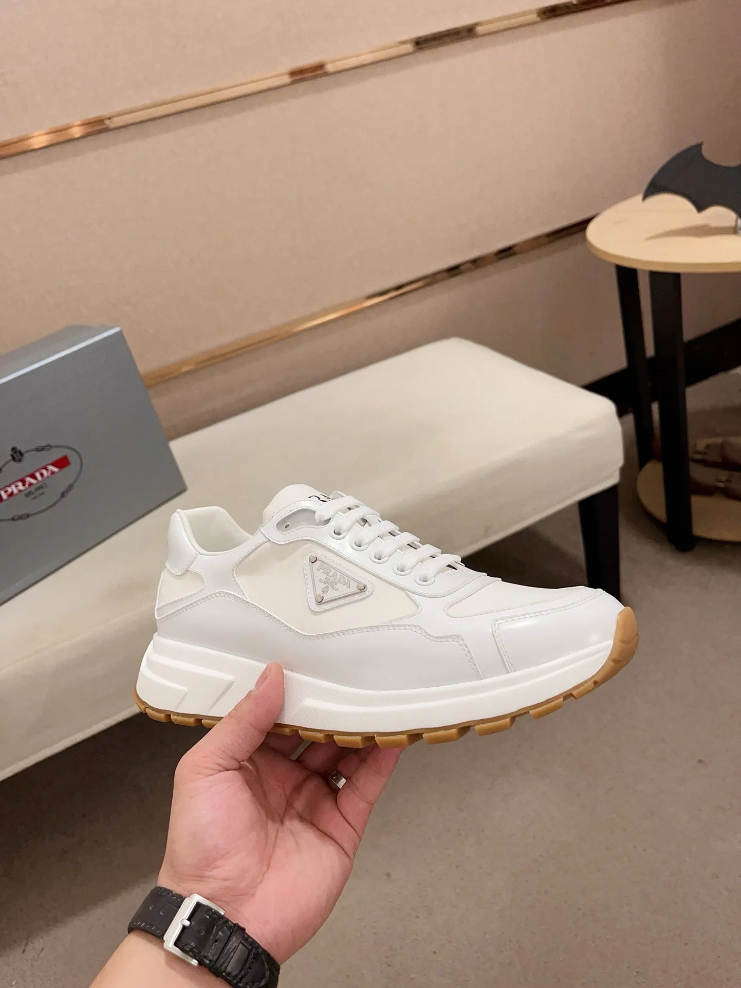 Men's Men's Shoes 💰 580💰 ✔️✔️✔️High-quality new PRADA (Prada) counters are launched simultaneously. The new men's shoes and 😘fabric are made of selected first-layer cowhide and technological glue-spraying technology. Lining: Full cowhide lining. 👍🏿High-end☄️Open-molded non-slip rubber outsole, exquisite lines, simple and elegant, comfortable and high-end for leisure travel. Code number: 38 to 44 (can be customized to 45, non-refundable!